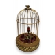 Oiseau chanteur dans une cage en laiton