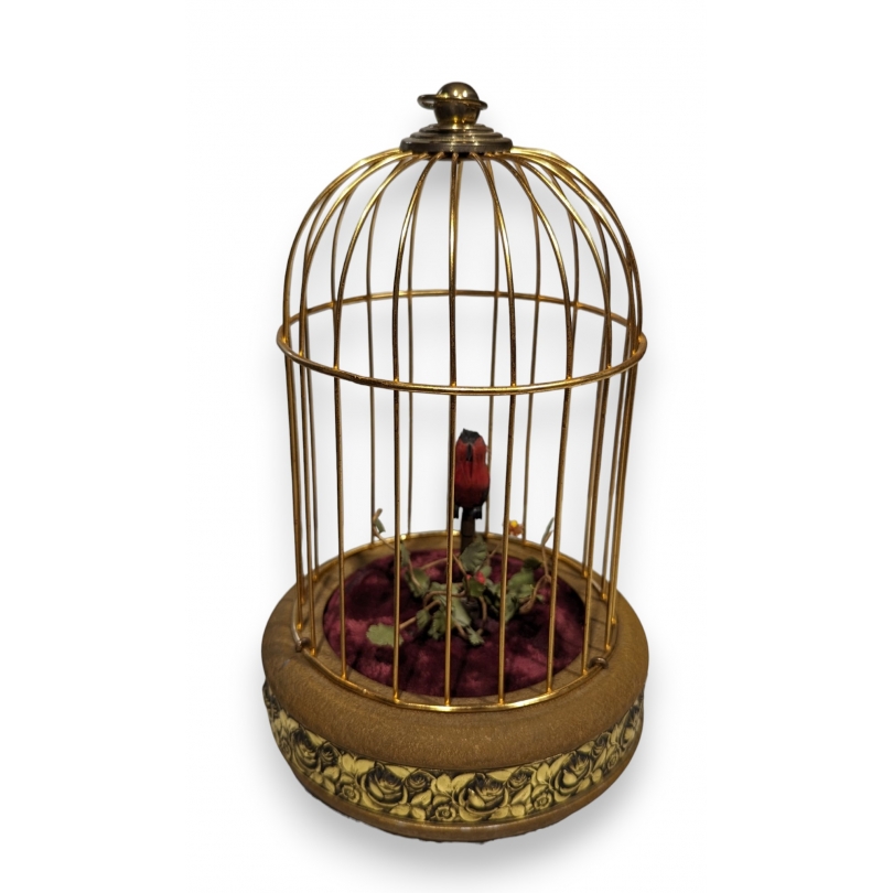 Oiseau chanteur dans une cage en laiton