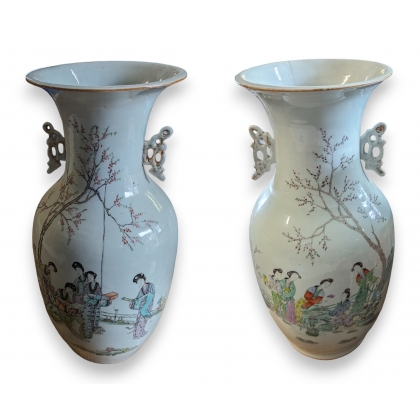Paire de vases en porcelaine décor personnages
