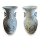 Paire de vases en porcelaine décor personnages