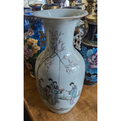 Paire de vases en porcelaine décor personnages