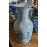 Paire de vases en porcelaine décor personnages