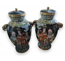 Paire de vases cloisonnés noir à personnages