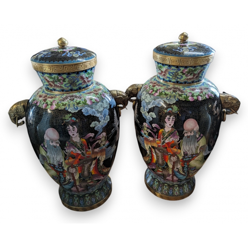 Paire de vases cloisonnés noir à personnages