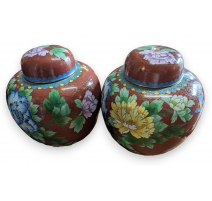 Paire de vases cloisonnés rouge à fleurs