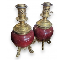 Paire de lampes en porcelaine rouge et bronze