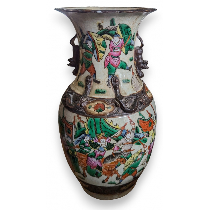 Vase en porcelaine décor guerriers