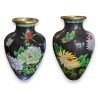 Paire de vases cloisonnés noir à fleurs