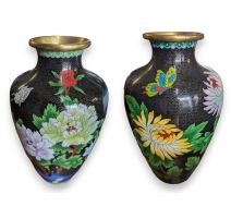 Paire de vases cloisonnés noir à fleurs