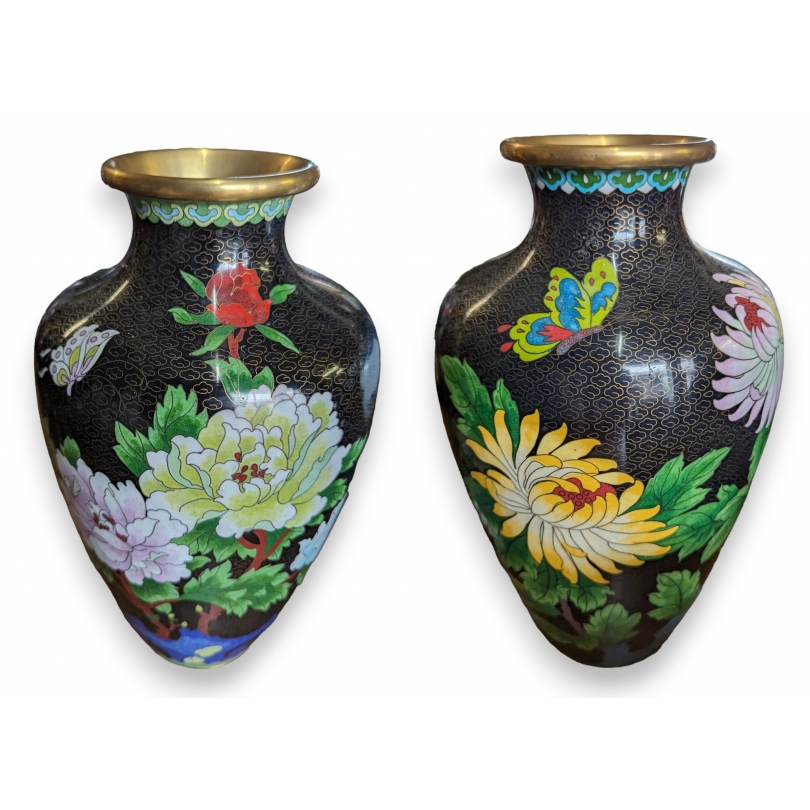 Paire de vases cloisonnés noir à fleurs