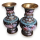 Paire de vases cloisonnés noir à fleurs