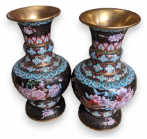 Paire de vases cloisonnés noir à fleurs