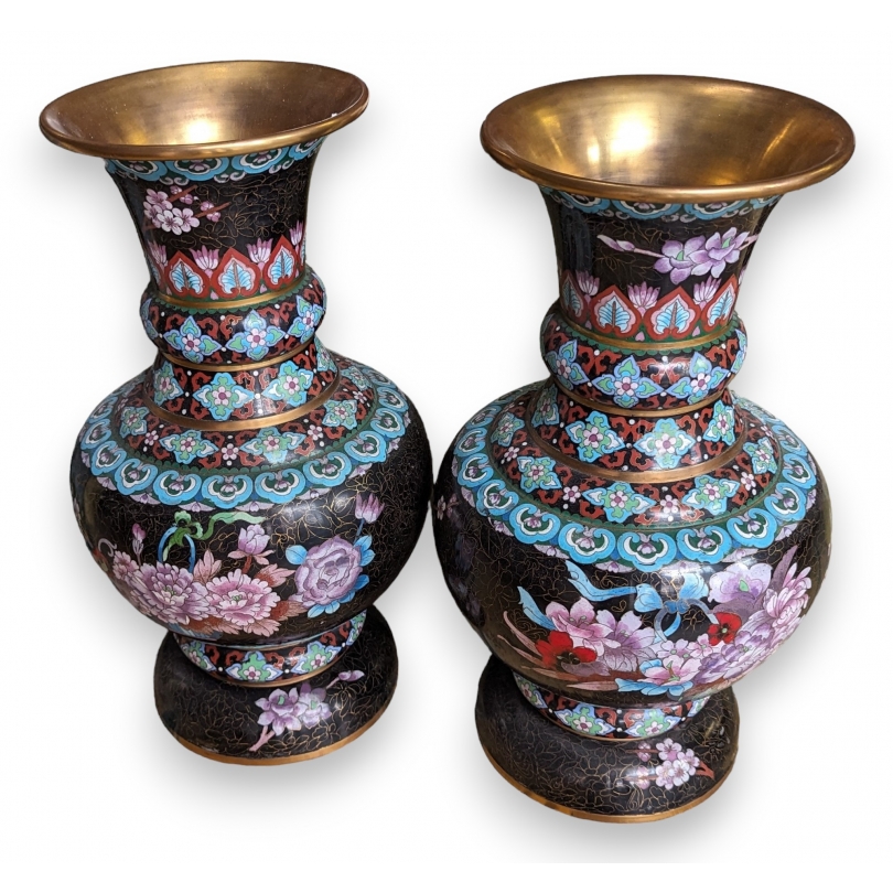 Paire de vases cloisonnés noir à fleurs