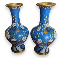 Paire de vases cloisonnés bleus aux cerisiers