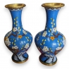Paire de vases cloisonnés bleus aux cerisiers