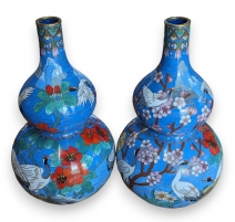 Paire de vases cloisonnés bleus aux grues