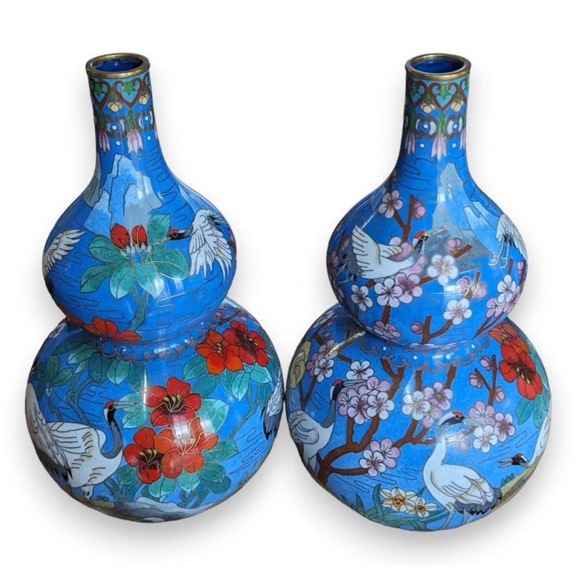 Paire de vases cloisonnés bleus aux grues