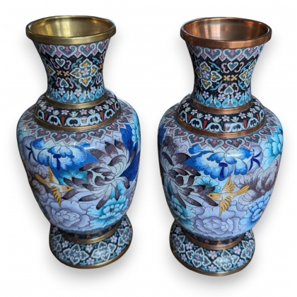 Paire de vases cloisonnés à fleurs et oiseaux