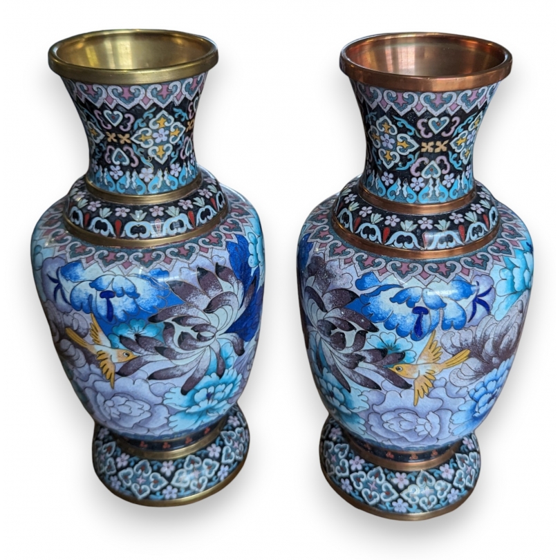 Paire de vases cloisonnés à fleurs et oiseaux