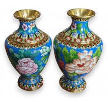 Paire de vases cloisonnés bleus à fleurs
