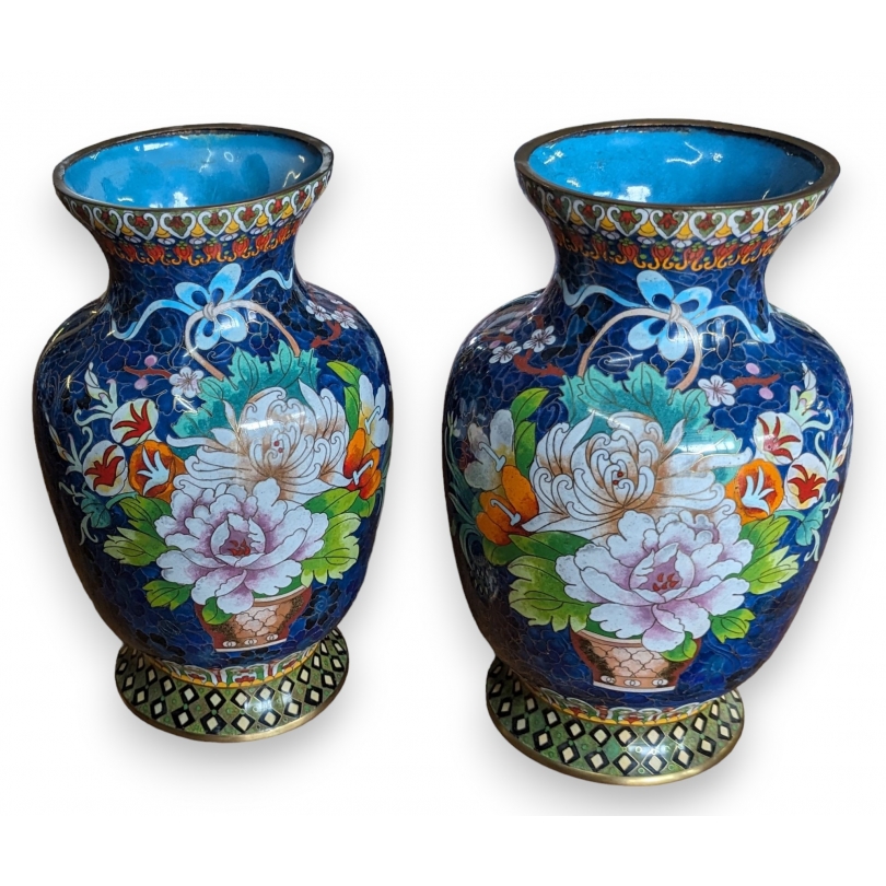 Paire de vases cloisonnés bleus à fleurs