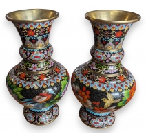 Paire de vases cloisonnés noir aux oiseaux