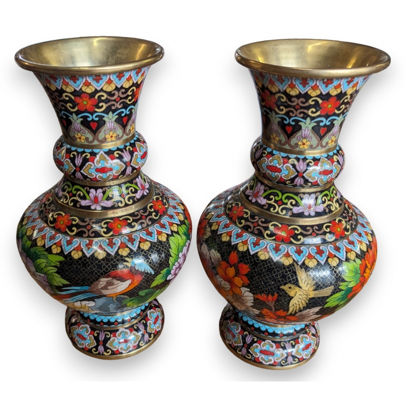 Paire de vases cloisonnés noir aux oiseaux