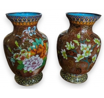 Paire de vases cloisonnés bruns à fleurs