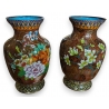 Paire de vases cloisonnés bruns à fleurs