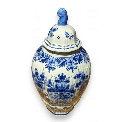 Delft-style earthenware pot with lid, ‘Flowers’ design