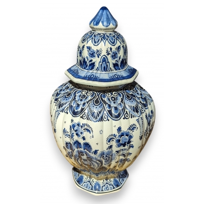 Delft-style earthenware pot with lid, ‘Flowers’ design