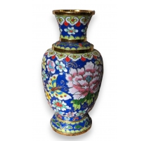 Vase cloisonné aux fleurs et papillon bleu
