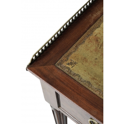 Bureau plat Louis XVI estampillé J. TRAMEY