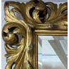 Miroir italien en bois richement sculpté et doré