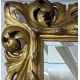 Miroir italien en bois richement sculpté et doré