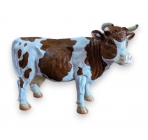 Vache brune et blanche en résine