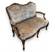 Canapé Louis XV recouvert de velours tigre