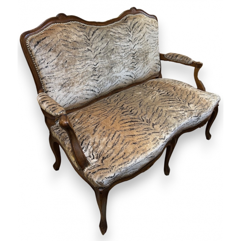 Canapé Louis XV recouvert de velours tigre