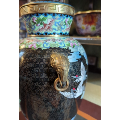 Paire de vases cloisonnés noir à personnages