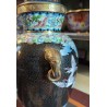 Paire de vases cloisonnés noir à personnages