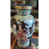 Paire de vases cloisonnés noir à personnages