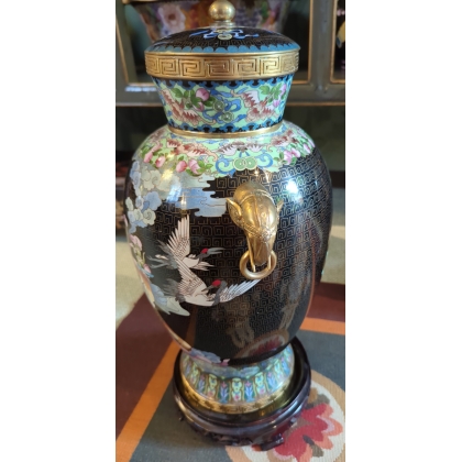 Paire de vases cloisonnés noir à personnages