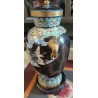 Paire de vases cloisonnés noir à personnages