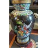 Paire de vases cloisonnés noir à personnages