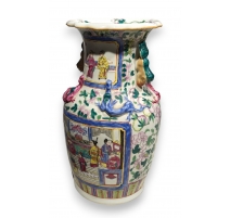 Vase en porcelaine décor personnages