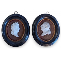 Paire de portraits en biscuit "Louis XVI"