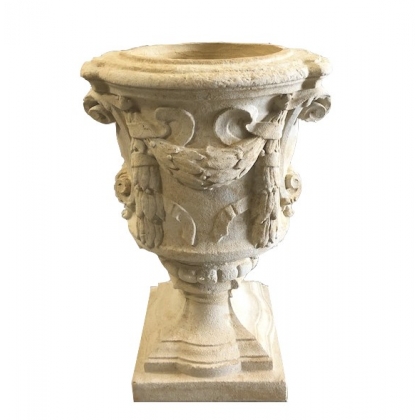 Vase baroque en pierre moullée
