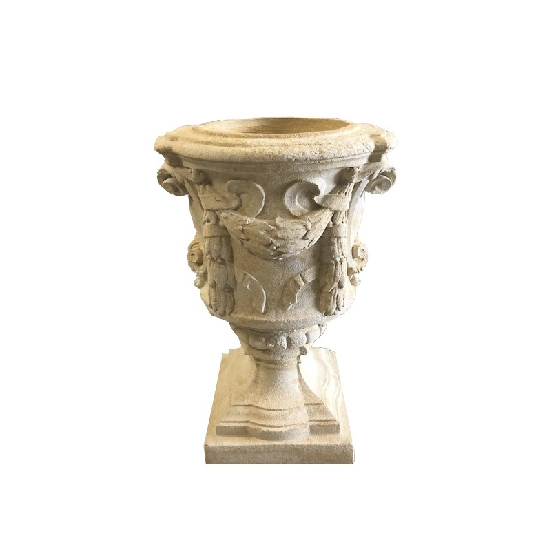 Vase baroque en pierre moullée