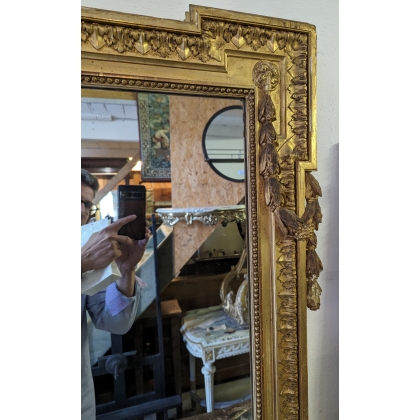Grand miroir Napoléon III en stuc doré