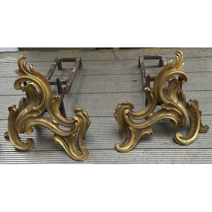 Paire de chenets Louis XV en bronze doré et fonte